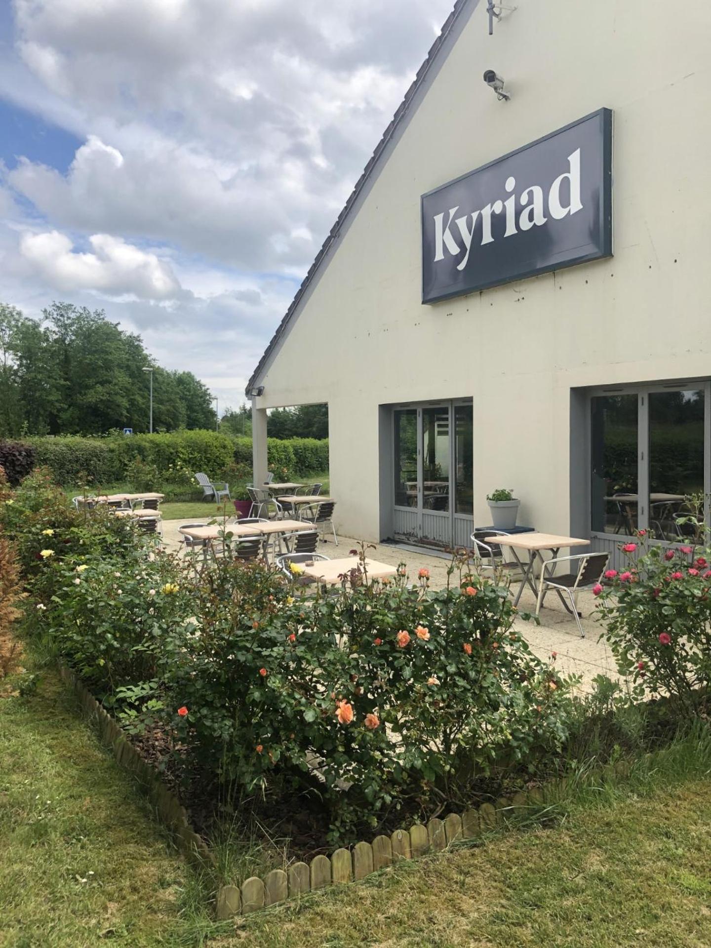 Kyriad Sedan Esterno foto
